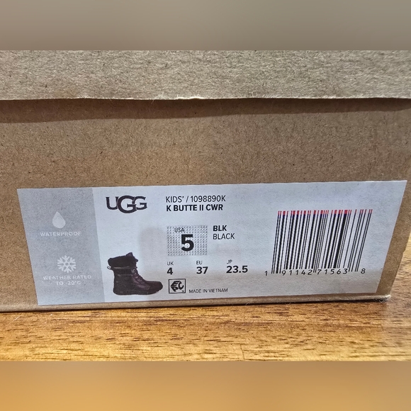 UGG BUTTE II CWR Boot Size 5 (Big Kid) - Picture 9 of 9